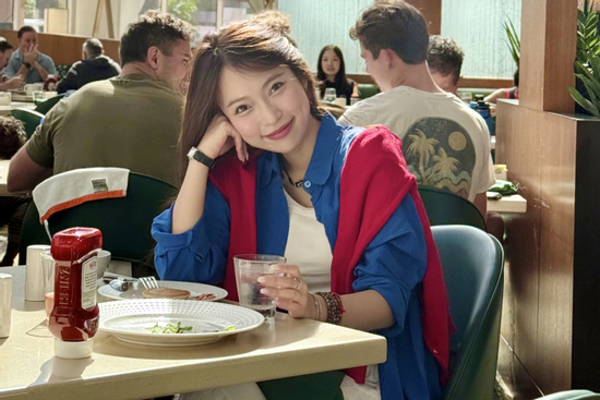 MC Khánh Vy gây ấn tượng khi 'biến hóa' đa dạng với sơ mi