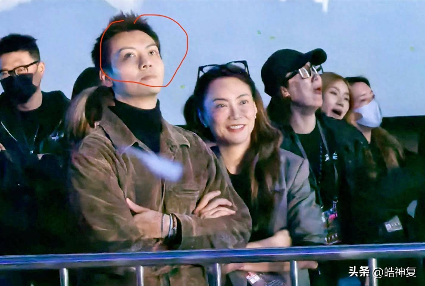 Tổng tài Trần Vỹ Đình đi xem ca nhạc cùng gái lạ bỏ mặc vợ con mới sinh ở nhà