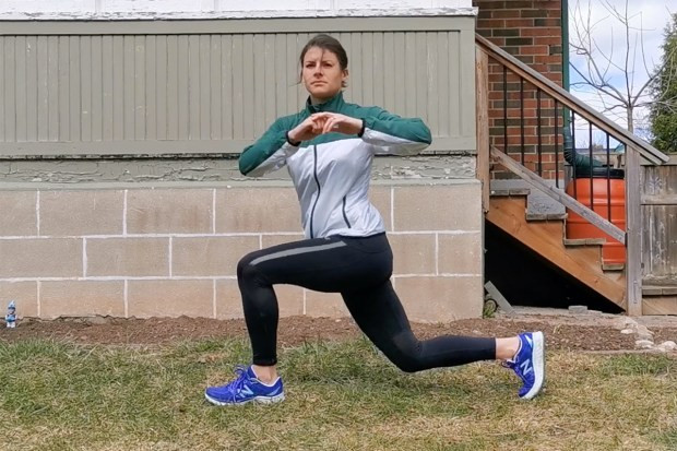 5 bài tập đi bộ giúp giảm mỡ bụng cho người trên 50 tuổi- Ảnh 1.