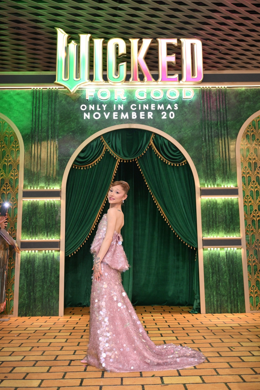 Ariana Grande và Cynthia Erivo nói tiếng Việt cực sõi thân thiết cùng em xinh Orange