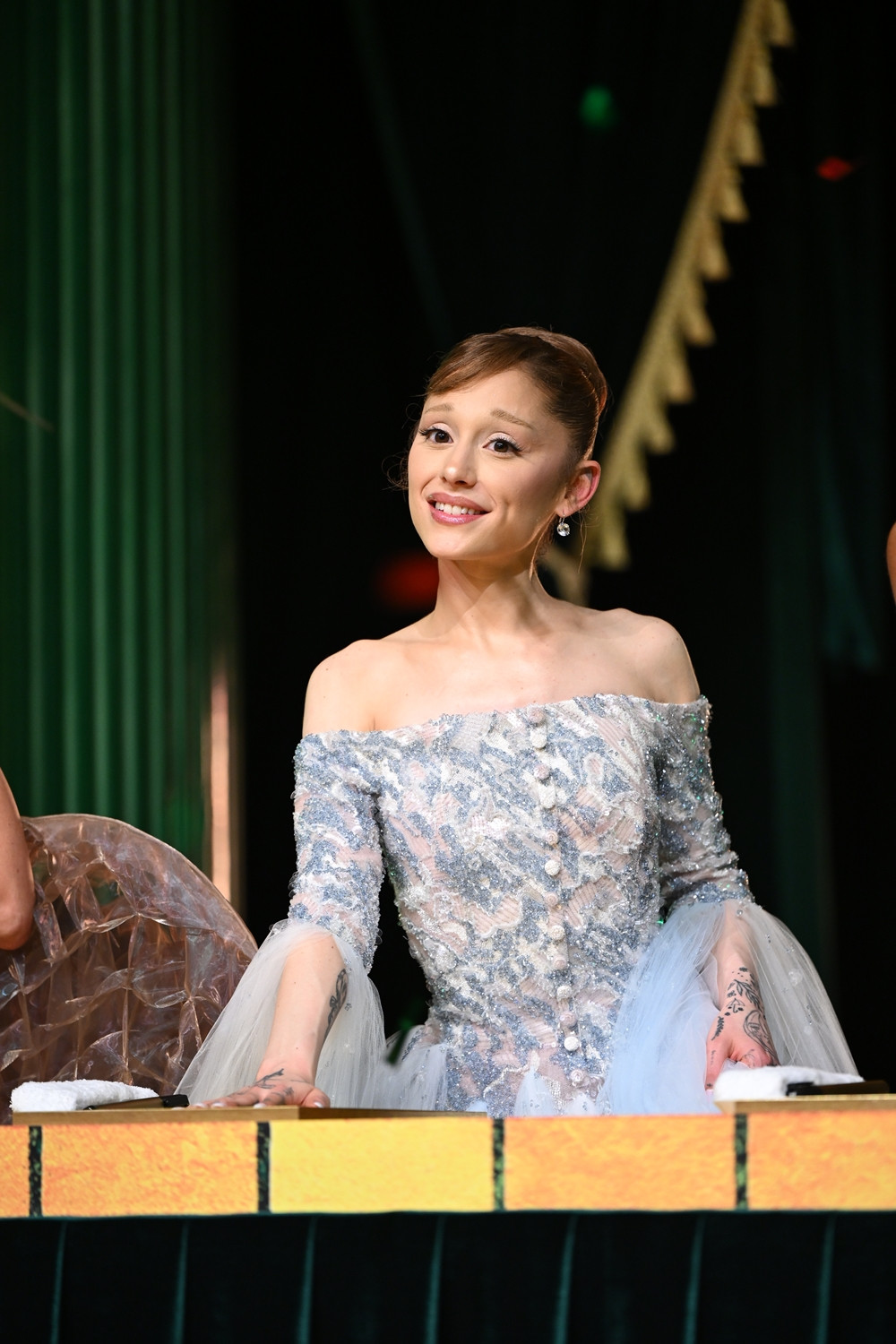 Ariana Grande và Cynthia Erivo nói tiếng Việt cực sõi thân thiết cùng em xinh Orange