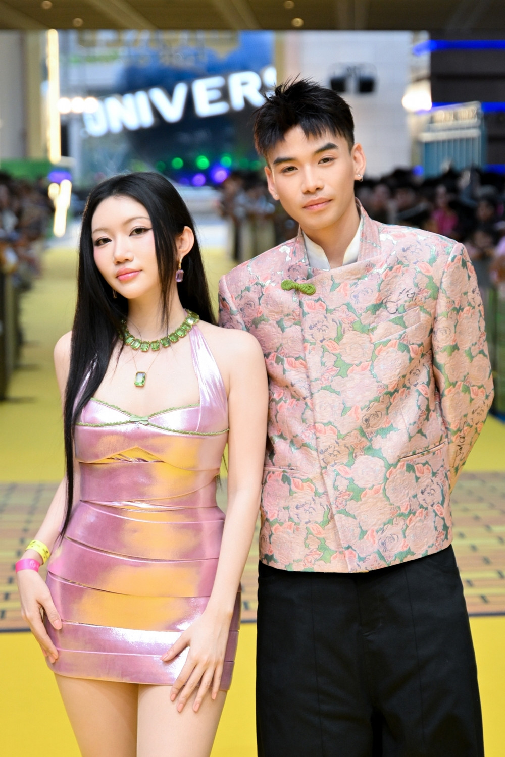 Ariana Grande và Cynthia Erivo nói tiếng Việt cực sõi thân thiết cùng em xinh Orange