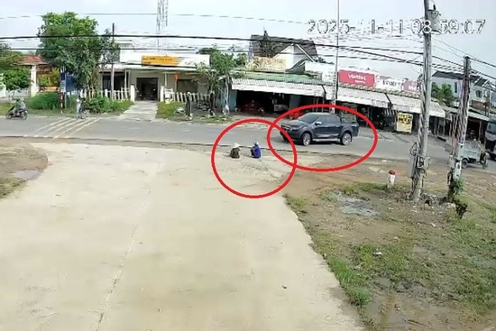 Clip ô tô cán 2 cụ già ngồi bên đường, tài xế đã đưa nạn nhân đi cấp cứu, 3 ngày sau mới làm một việc