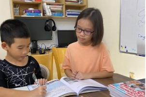 Cô bé 9 tuổi gây sốt vì dạy em trai 'chất' như cô giáo, nói tiếng Anh siêu chuẩn