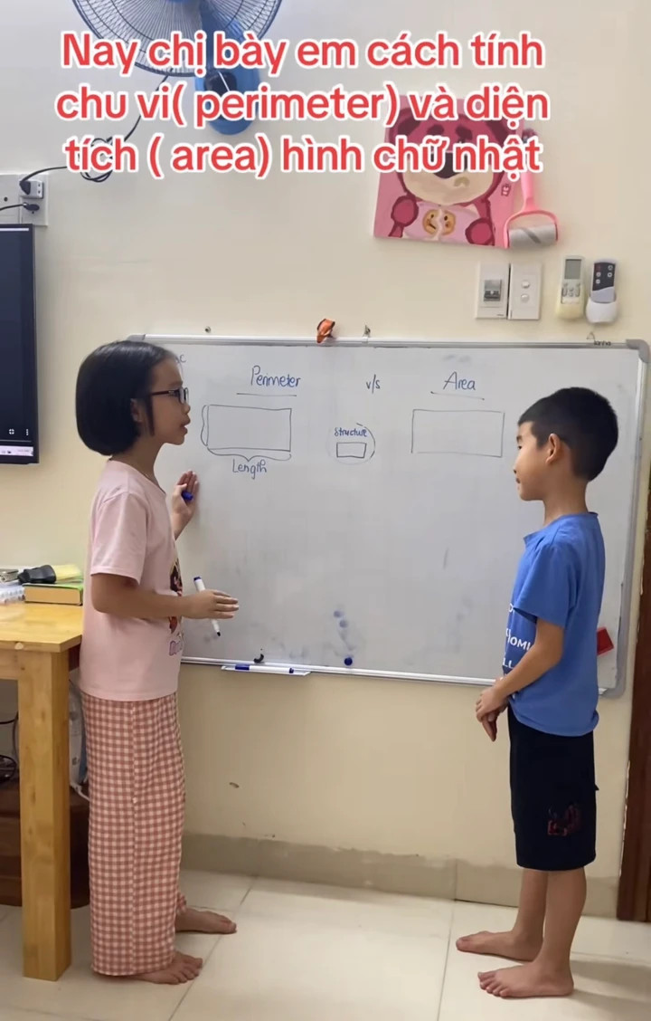 Su Hào dạy em học với thần thái như giáo viên.