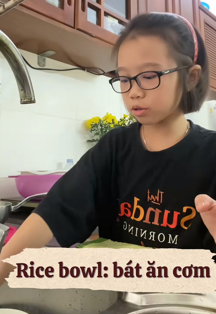 Cô bé luôn áp dụng nói tiếng Anh trong cuộc sống hàng ngày.