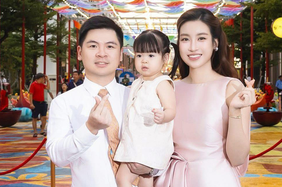 Con gái 2 tuổi của Đỗ Mỹ Linh gây sốt khắp MXH với loạt biểu cảm cực yêu