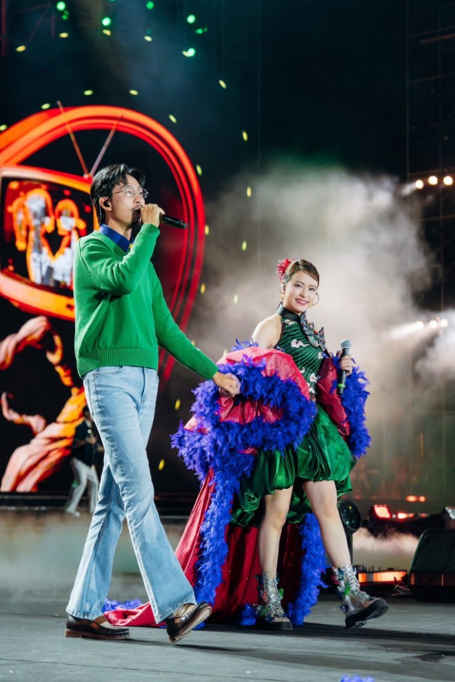 Cuối cùng Hoàng Thùy Linh cũng tự đăng ảnh nắm tay Đen Vâu