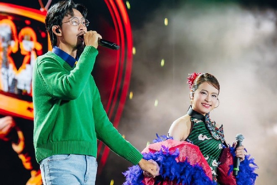 Cuối cùng Hoàng Thùy Linh cũng tự đăng ảnh nắm tay Đen Vâu