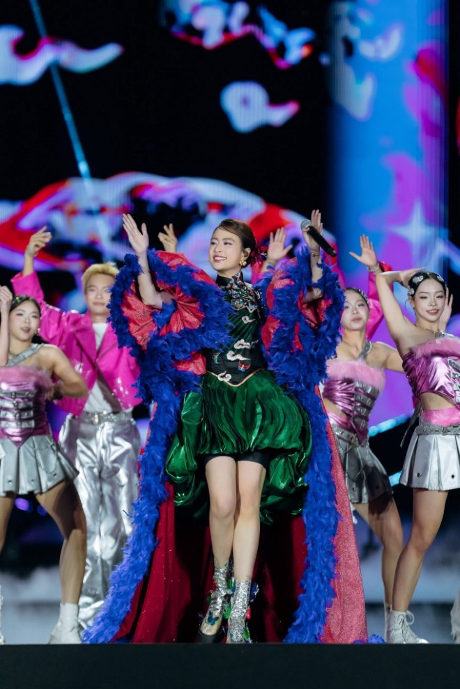 Cuối cùng Hoàng Thùy Linh cũng tự đăng ảnh nắm tay Đen Vâu