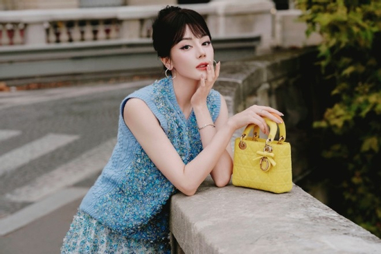 Địch Lệ Nhiệt Ba suy kiệt trầm trọng