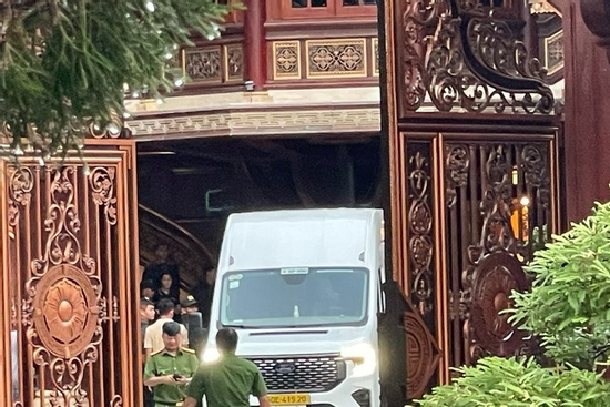 Hình ảnh cảnh sát khám xét và nhiều người đến 'nghe ngóng' tại biệt phủ của bà chủ Mailisa