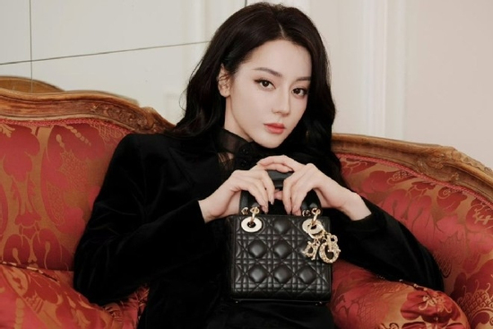 Xôn xao tin đồn Địch Lệ Nhiệt Ba bí mật kết hôn và sinh con