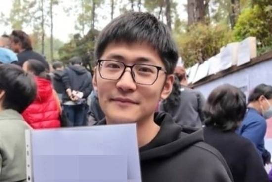 CEO công nghệ nổi tiếng 'giả nghèo' đi xem mắt, bị chê 'học vấn thấp'