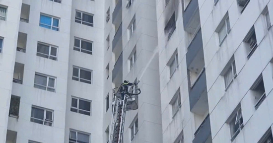 Cháy căn hộ tầng 12 chung cư ở TPHCM, hàng trăm người hoảng loạn tháo chạy