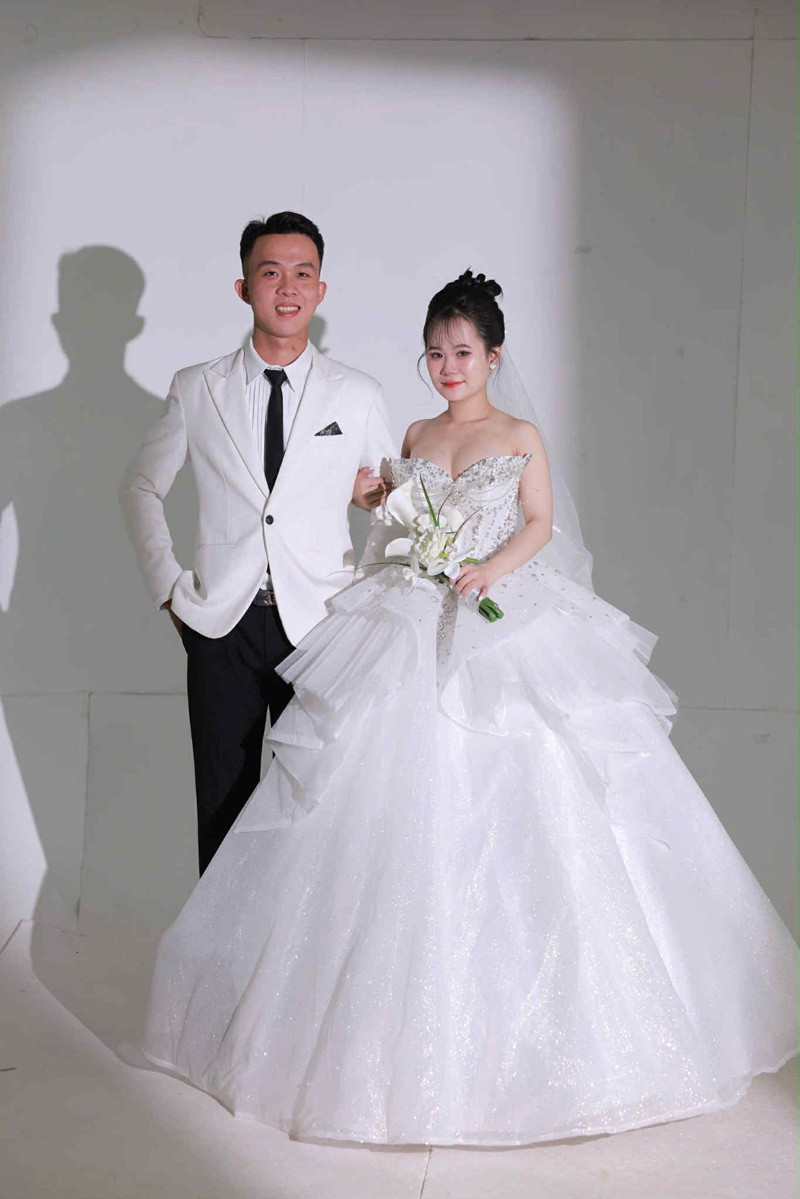 Kim Xuyến đứng trên chiếc ghế cao để có tấm ảnh cưới tương xứng