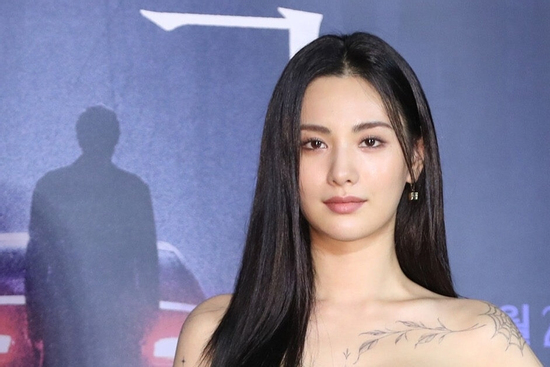 Nữ ca sĩ 'đẹp nhất thế giới' khống chế cướp có hung khí xông vào nhà