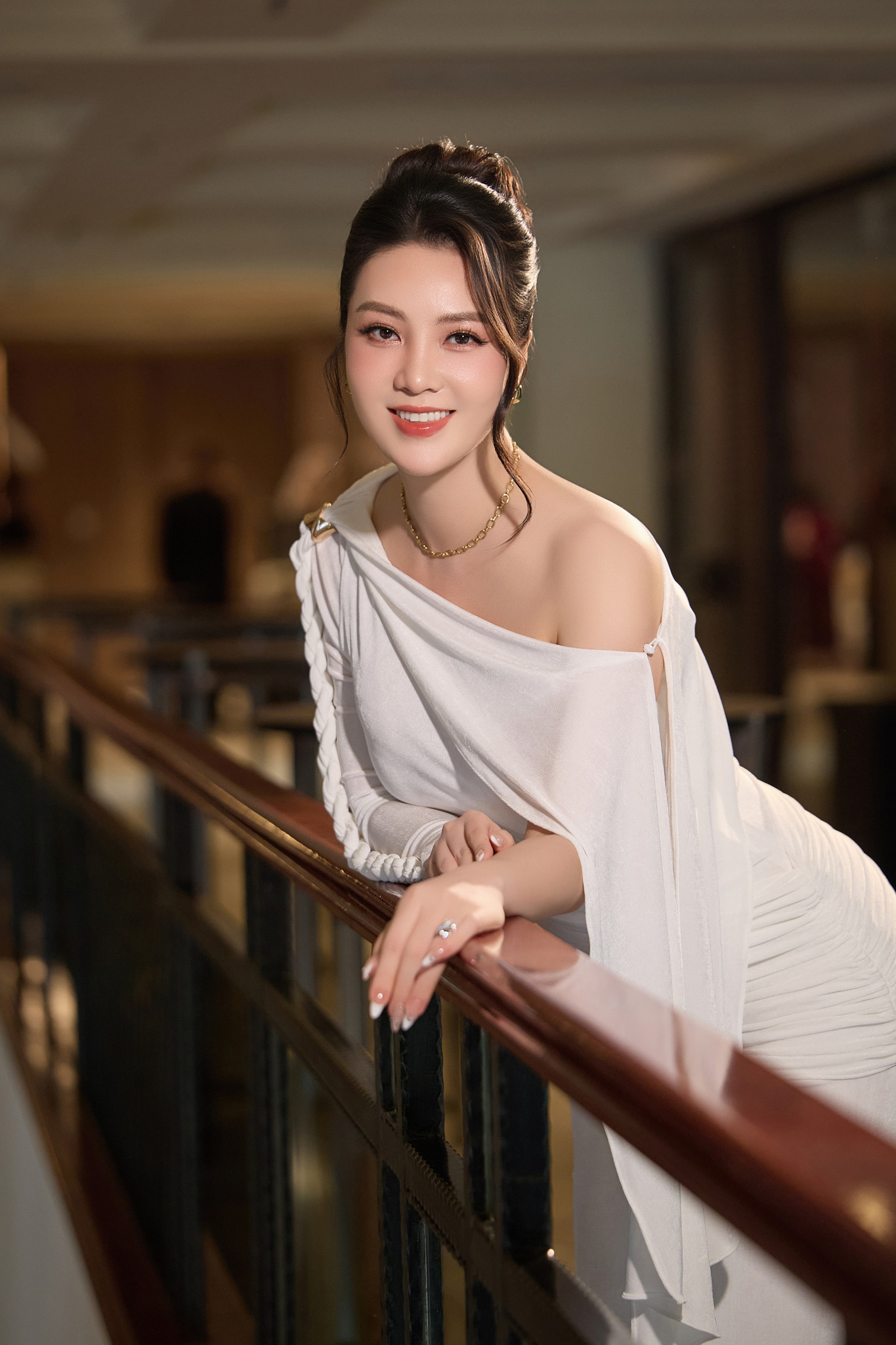 Á hậu Việt nổi đình đám khoe vóc dáng thon thả sau 2 tháng sinh con thứ 2 ở tuổi 40