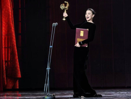 Dịch Dương Thiên Tỉ trong lễ trao giải Kim Kê