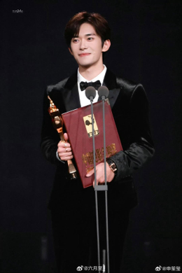 Dịch Dương Thiên Tỉ nhận giải Ảnh đế