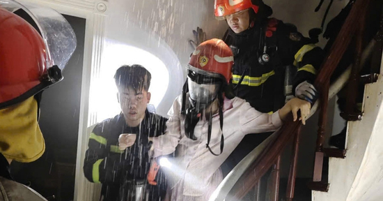 Cảnh sát giải cứu người phụ nữ mắc kẹt trong nhà 7 tầng đang cháy ở Hà Nội