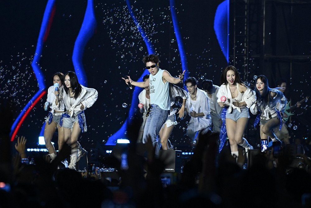 dancer duong domic 1.jpg