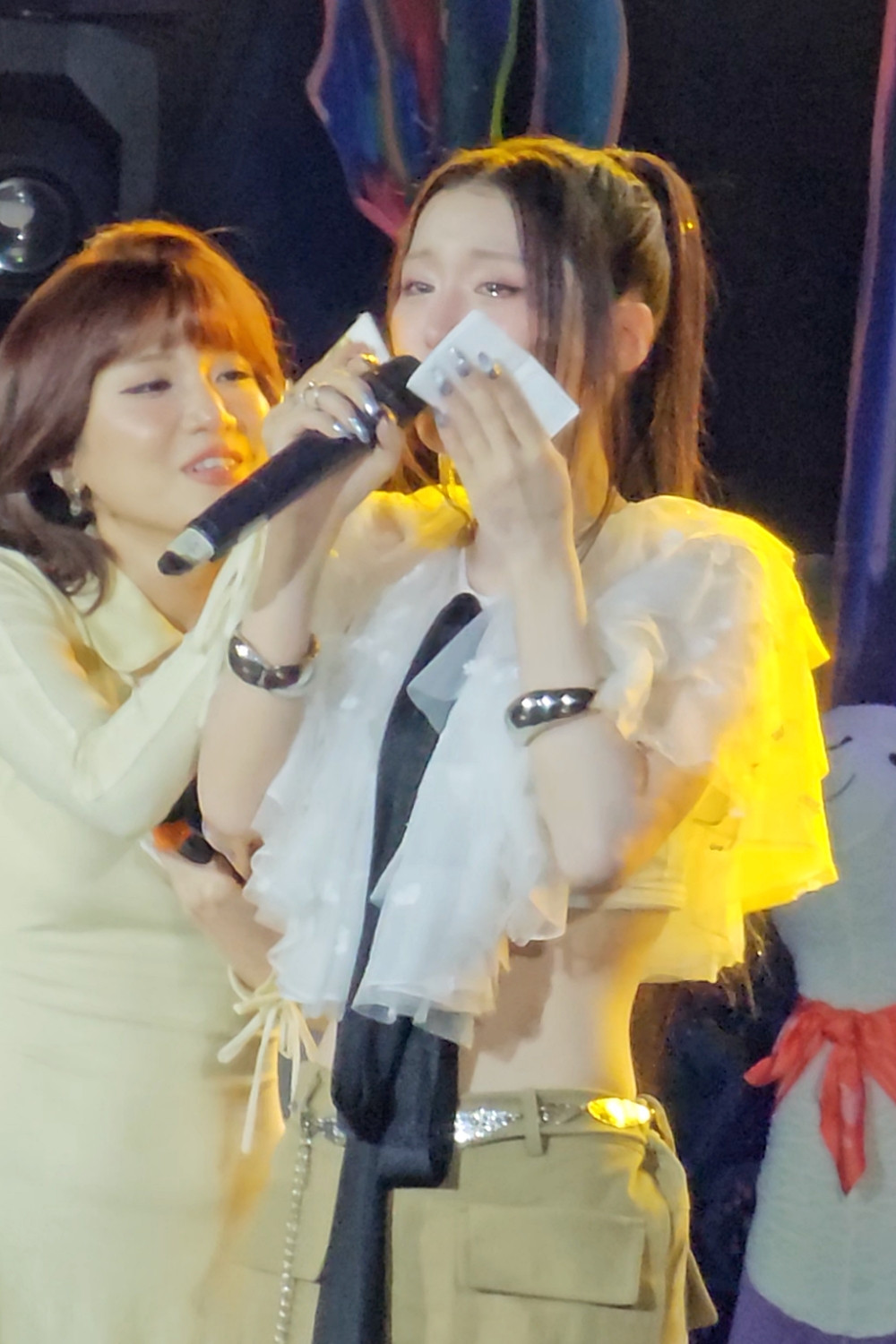 Han Sara khóc nức nở Em thấy mình khổ quá