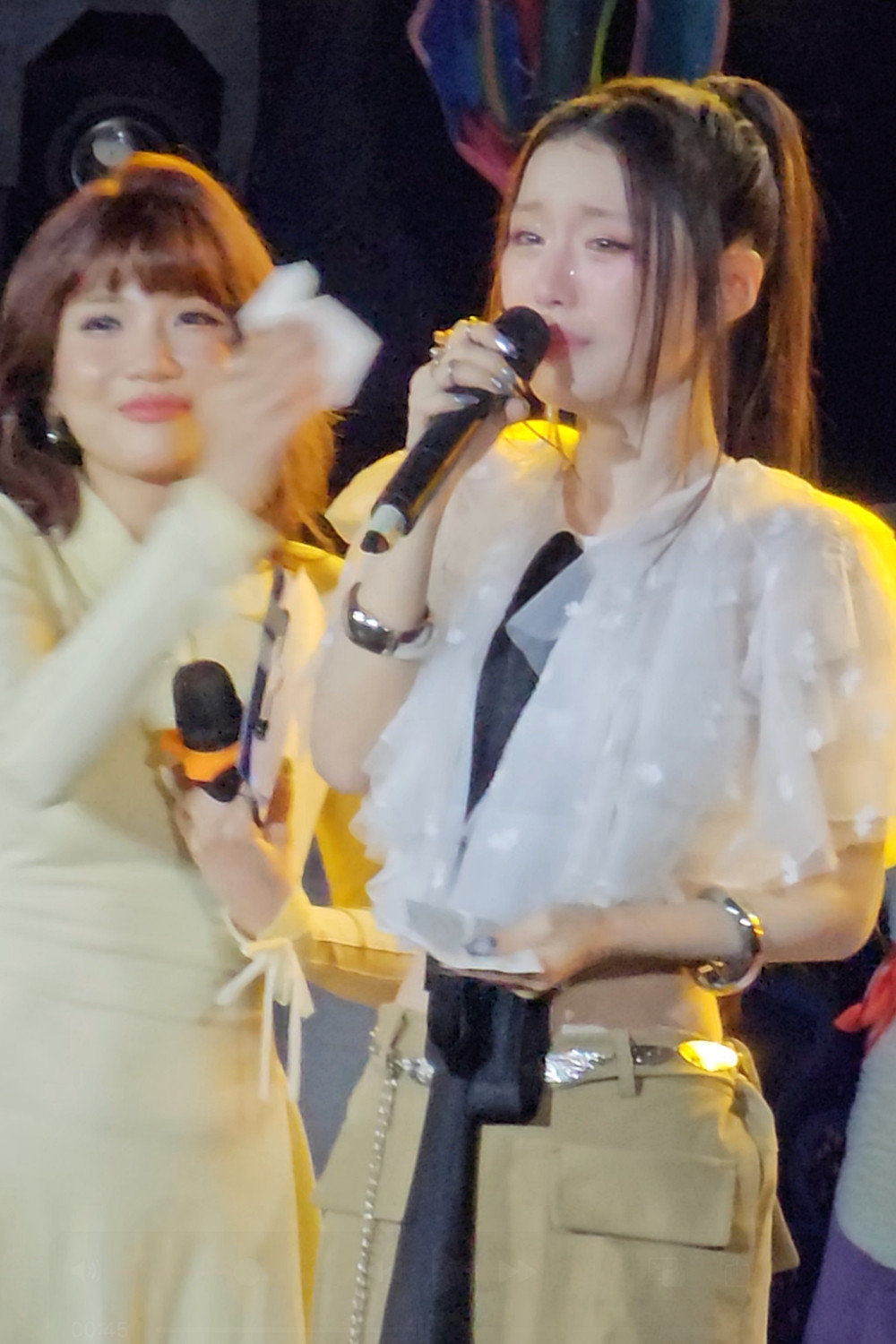 Han Sara khóc nức nở Em thấy mình khổ quá