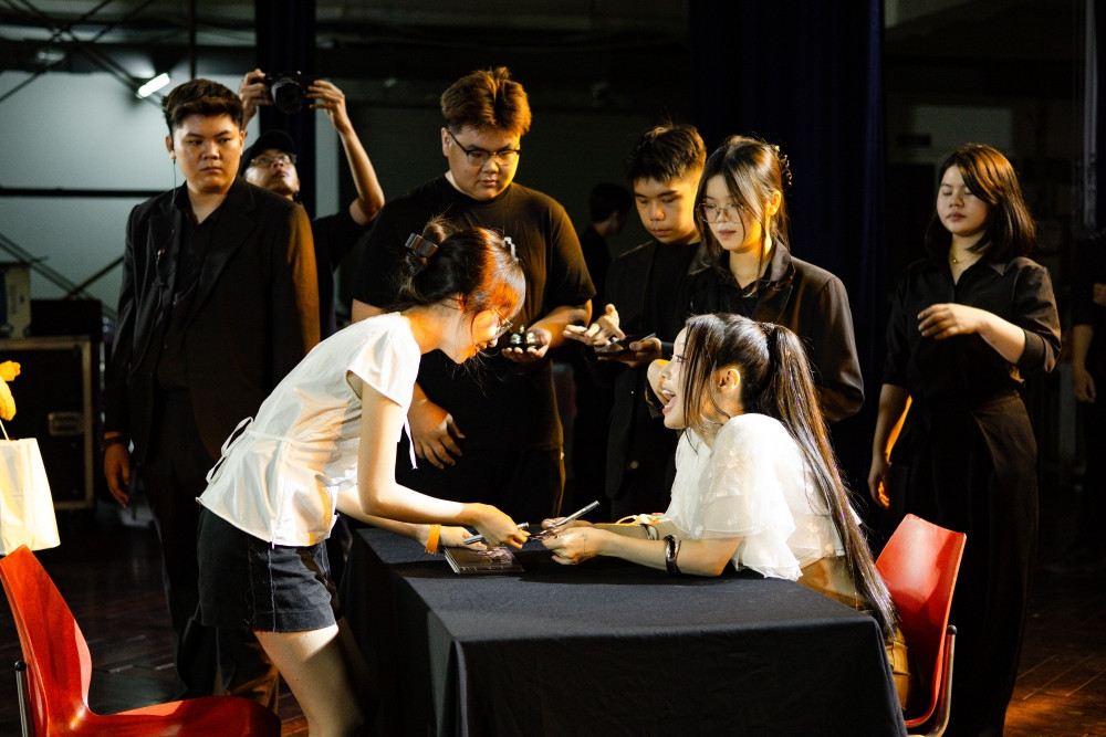 Han Sara khóc nức nở Em thấy mình khổ quá