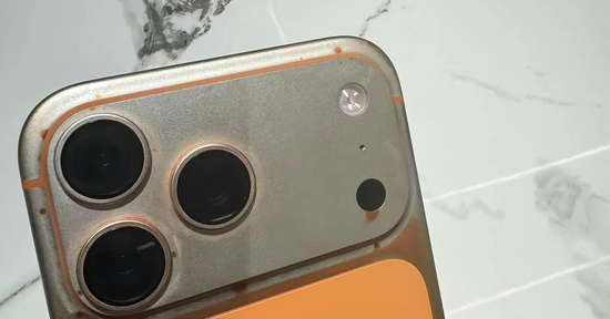 iPhone 17 Pro Max bay màu thê thảm, ‘xoá sổ’ lớp sơn cam vũ trụ vì khăn ướt?