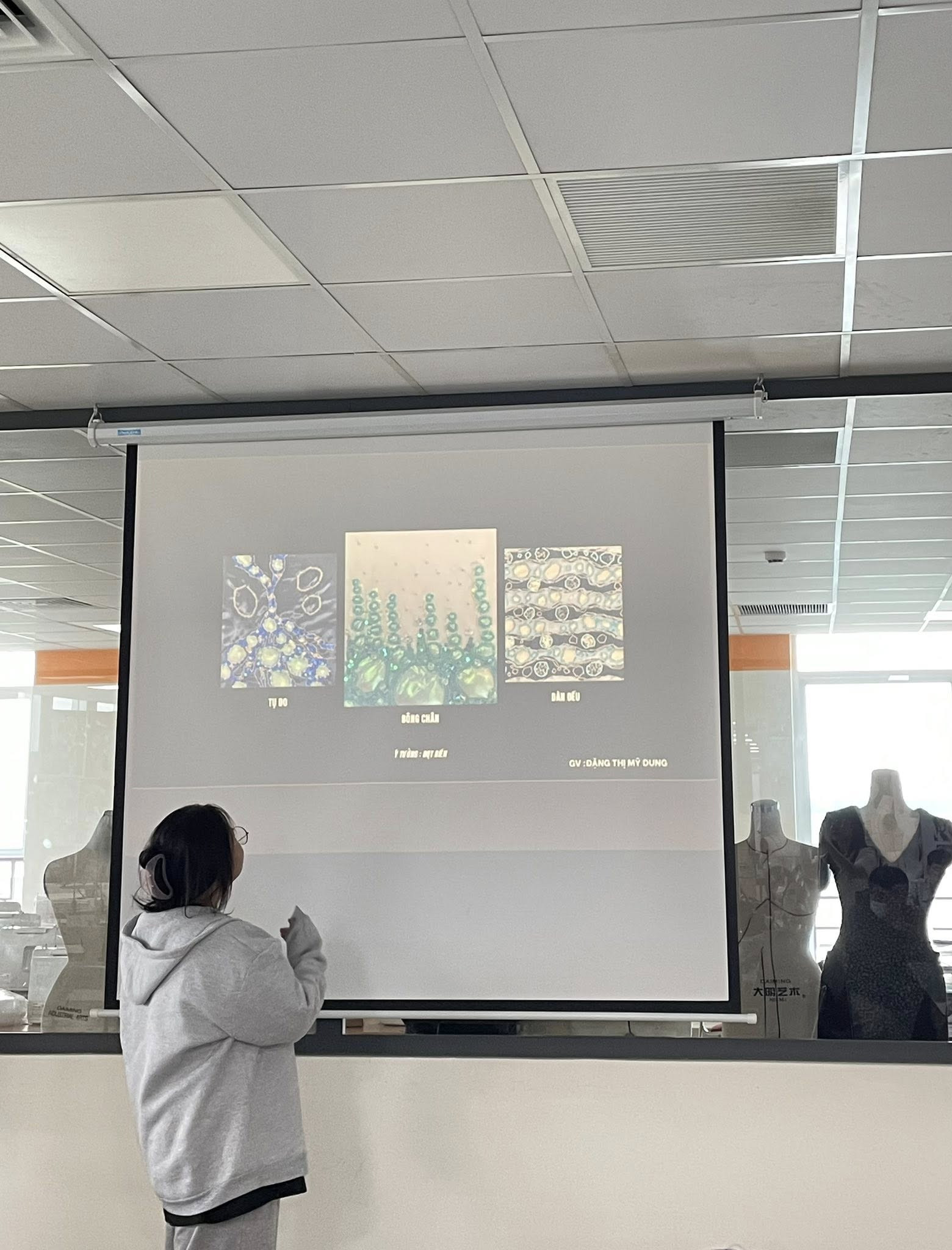 Midu bị bóc nhan sắc thật qua ống kính chụp lén của sinh viên