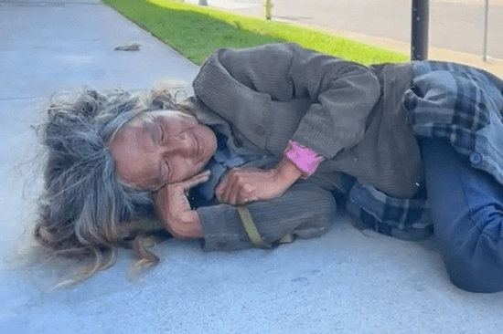 Tuổi 62 sống lang thang ngoài đường của nữ ca sĩ là mỹ nhân đình đám một thời