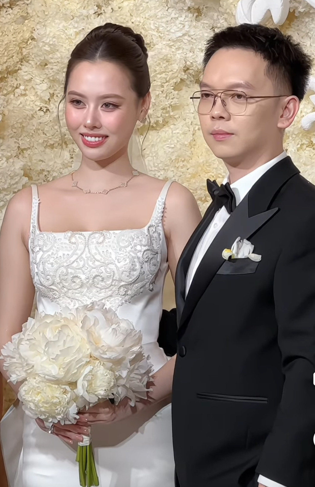 Chân dung doanh nhân hơn 9 tuổi vừa tổ chức hôn lễ hoành tráng với chân dài nổi tiếng showbiz Việt