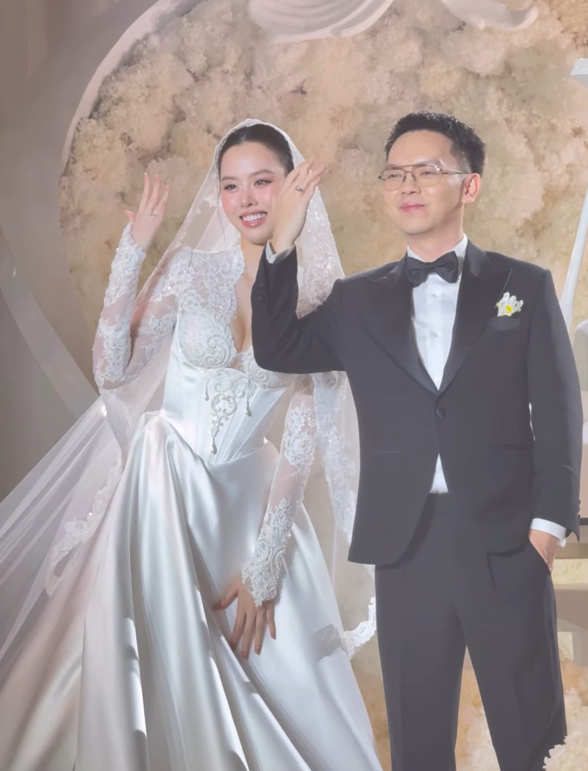 Chân dung doanh nhân hơn 9 tuổi vừa tổ chức hôn lễ hoành tráng với chân dài nổi tiếng showbiz Việt