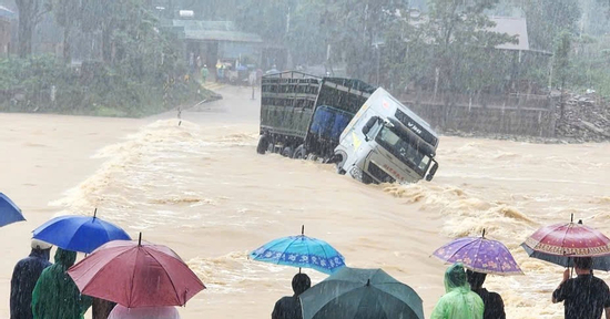 Khoảnh khắc xe tải cùng tài xế bị nước lũ cuốn trôi trên quốc lộ