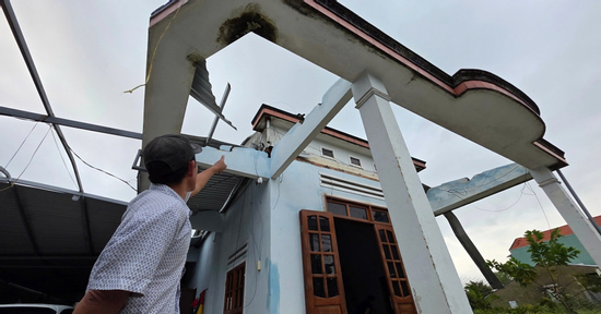 Nhân chứng kể phút lốc xoáy quét làm hàng chục nhà tốc mái, 4 người bị thương
