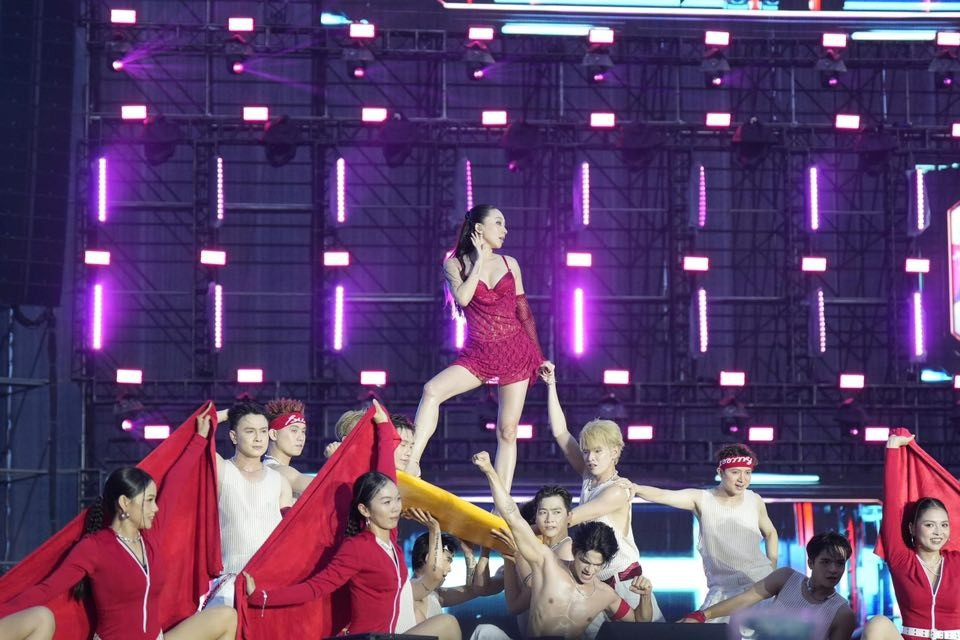 Tóc Tiên bất ngờ đăng bài nói rõ phụ nữ độc thân