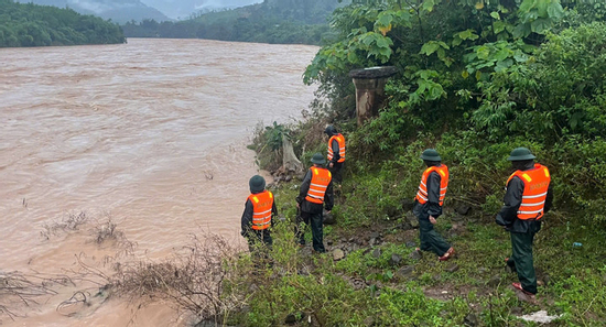 100 người tìm kiếm tài xế xe đầu kéo vượt rào chắn bị lũ cuốn mất tích