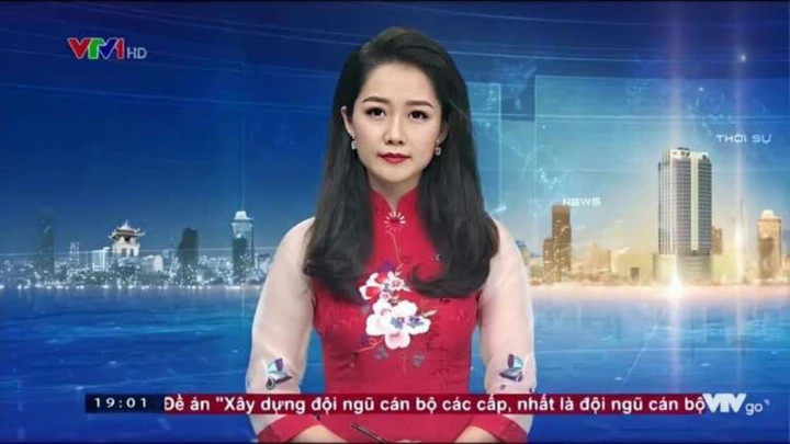BTV Thu Hà dẫn chương trình Thời sự của VTV khi mới 23 tuổi.