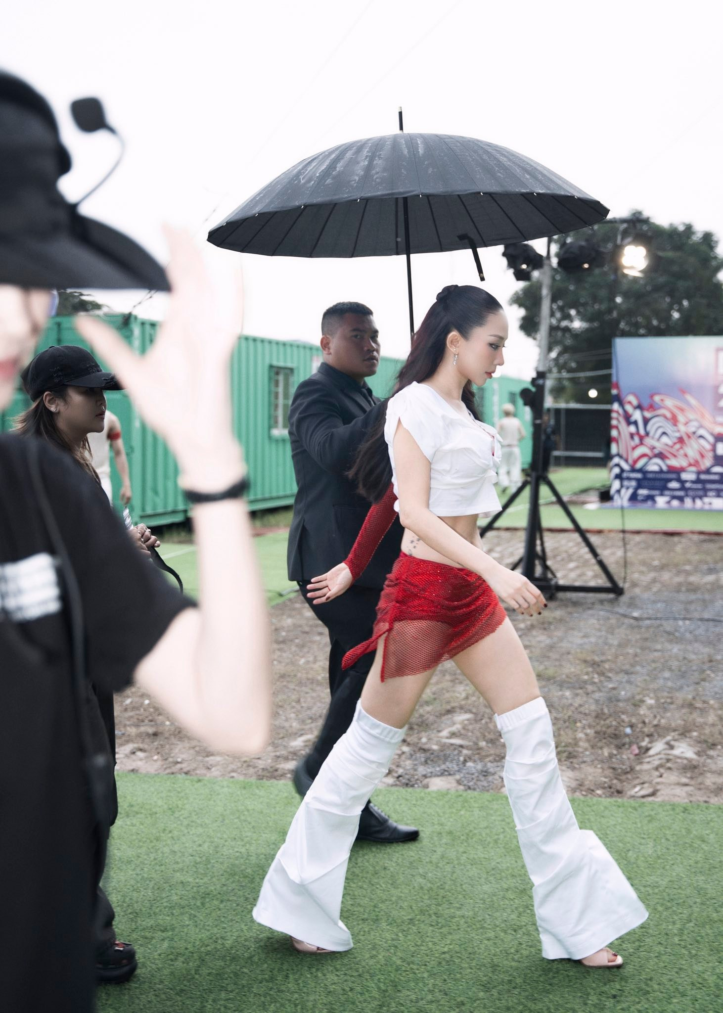 Chị em thi nhau xin vía sắc vóc U40 cực đỉnh của Tóc Tiên bí quyết là gì