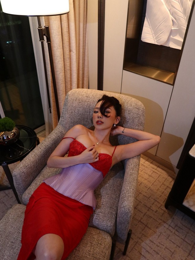 Chị em thi nhau xin vía sắc vóc U40 cực đỉnh của Tóc Tiên bí quyết là gì