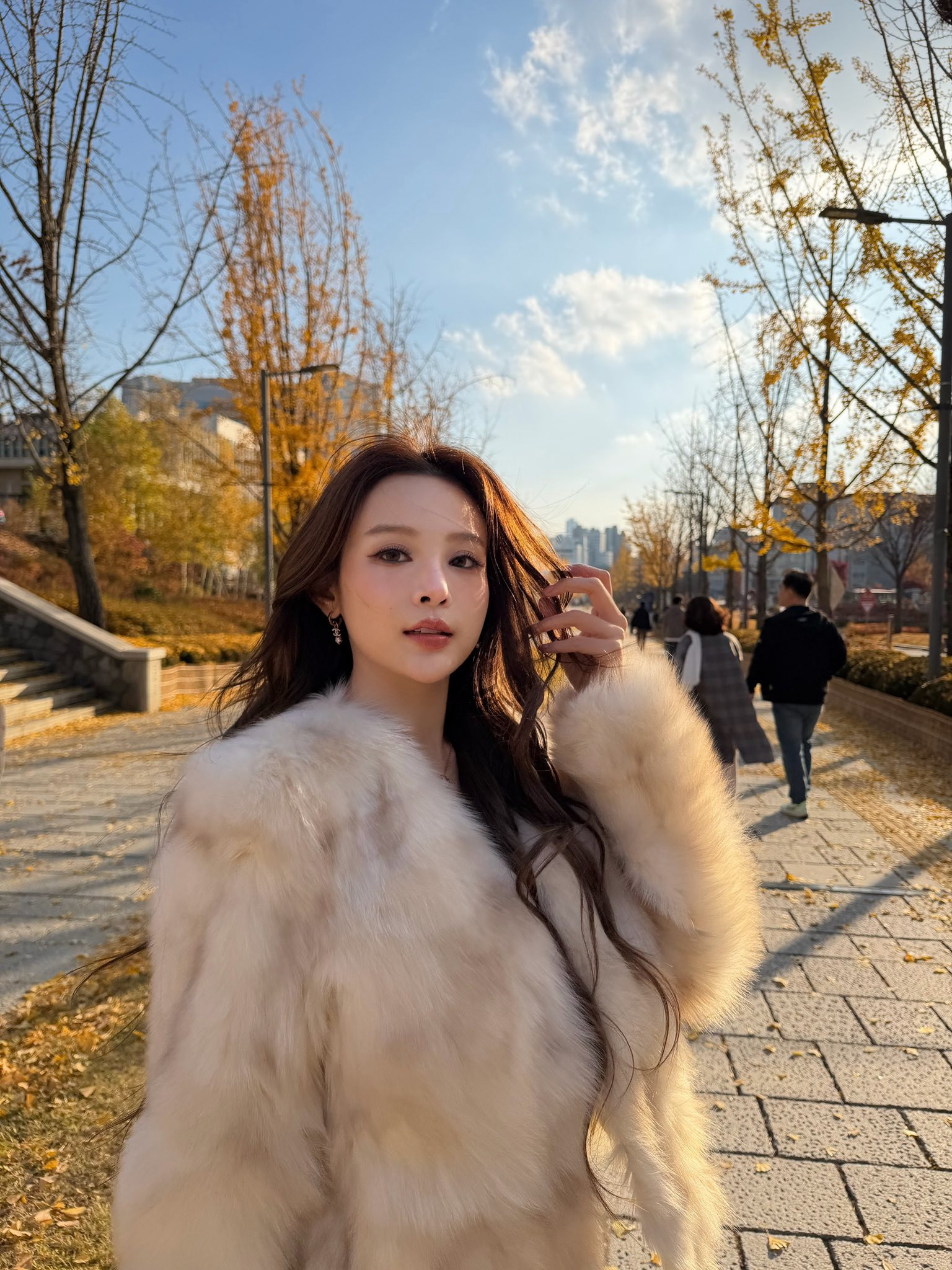 Huyền Baby xinh như búp bê tại Hàn Quốc phản ứng Lan Ngọc gây chú ý