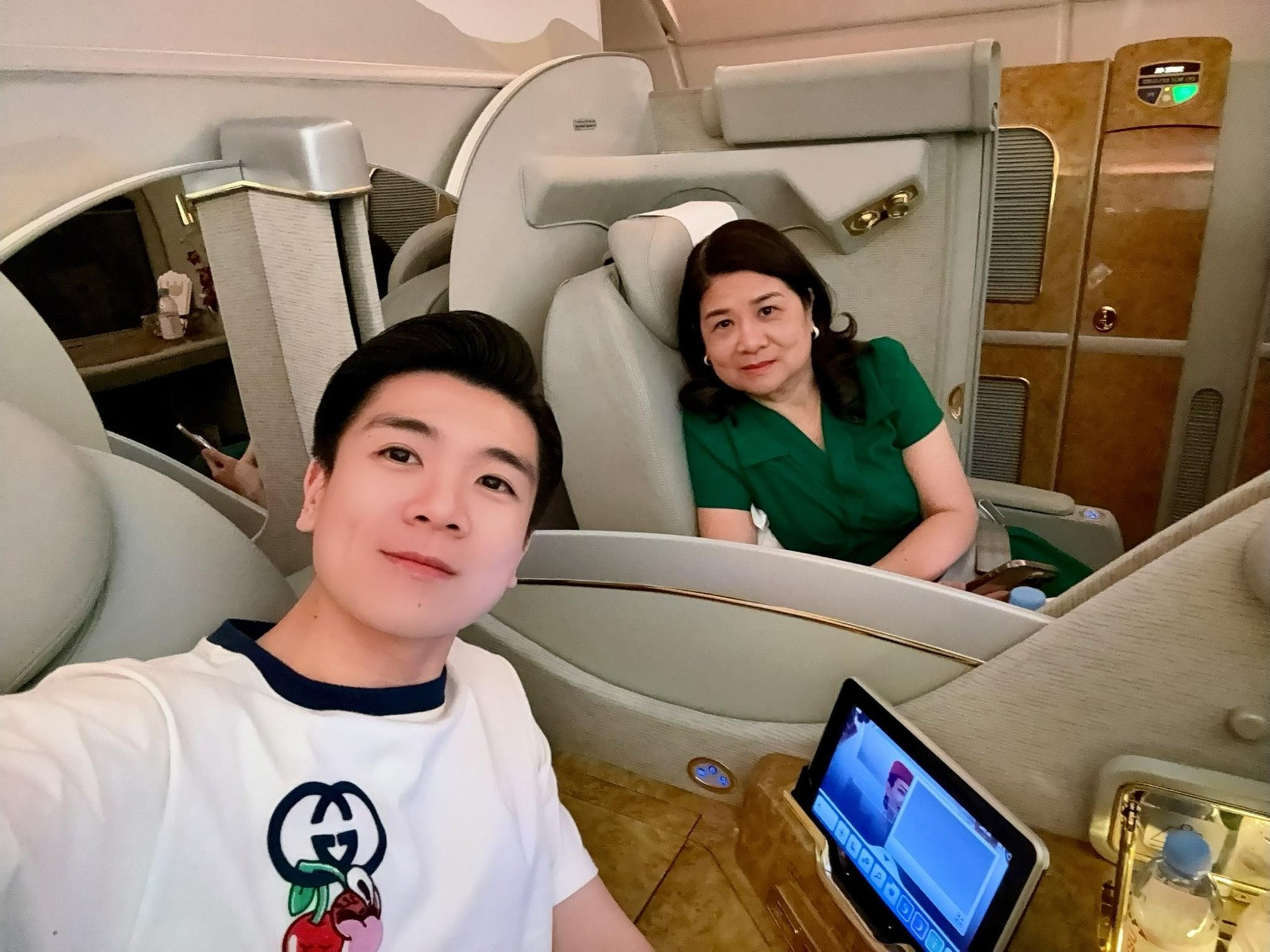 Con trai bầu Hiển khoe ảnh bên mẹ ruột