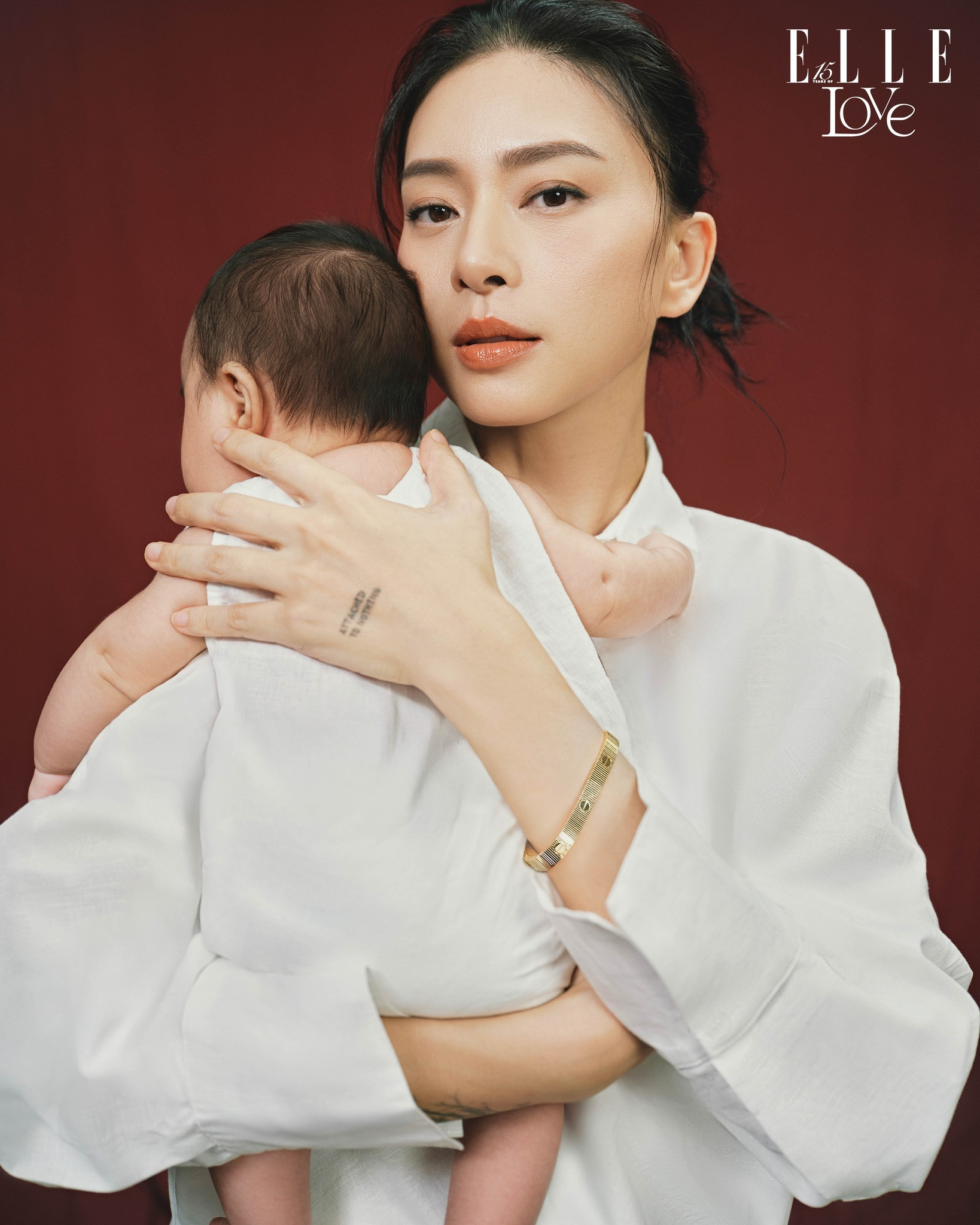 Ngô Thanh Vân bế con lên tạp chí chia sẻ buông bỏ nhiều trên hành trình làm mẹ