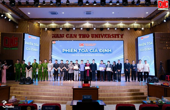 Các sinh viên đảm nhận vai trò trong phiên tòa giả định (Ảnh: DNC Studio)