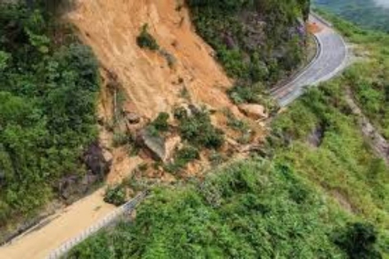 Sạt lở đèo Khánh Lê: Giải cứu 20 người mắc kẹt