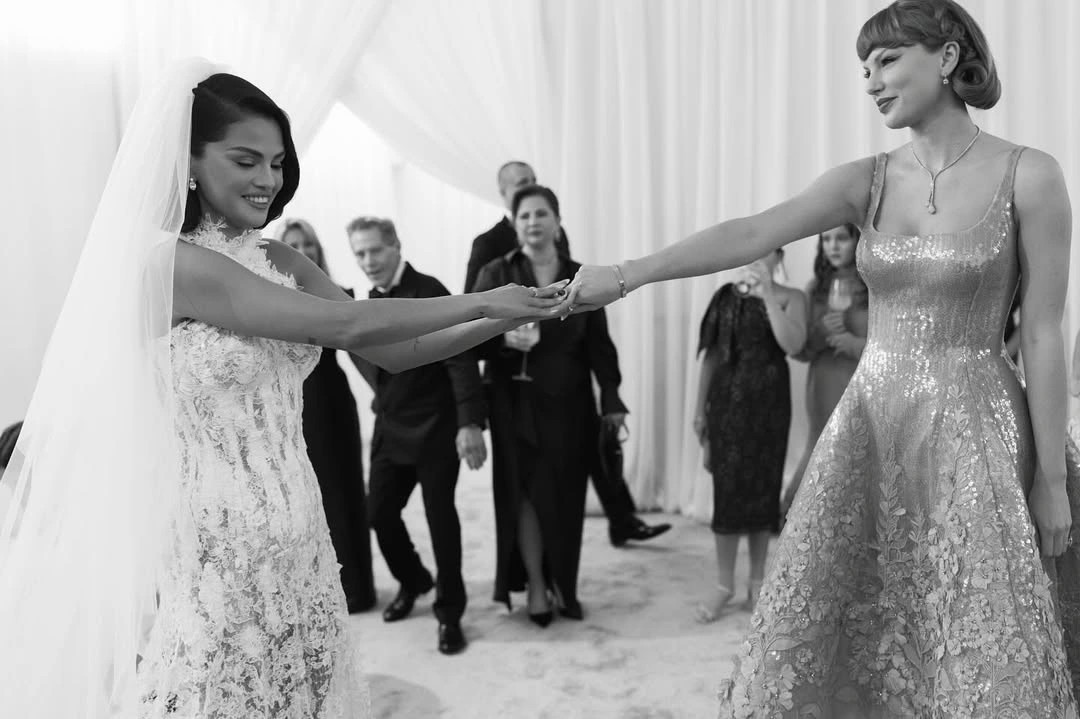 taylor swift nam tay selena gomez day xuc dong tai dam cuoi hinh anh 1