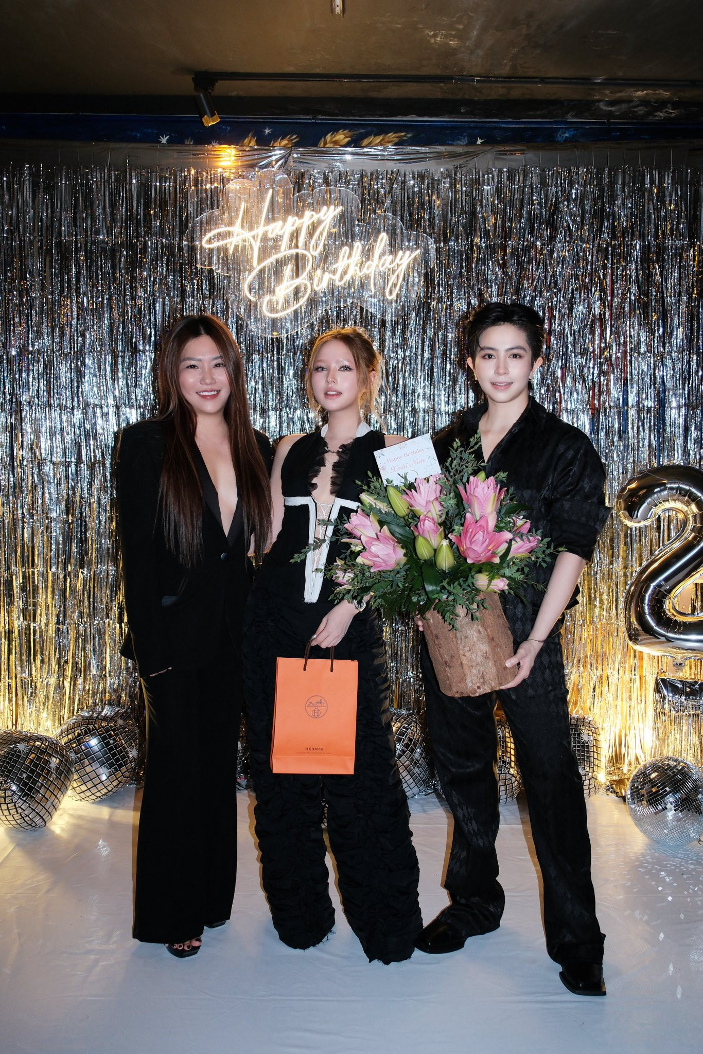 Khoảnh khắc ngọt ngào của Xoài Non và Gil Lê trong chuyến du lịch Hàn Quốc