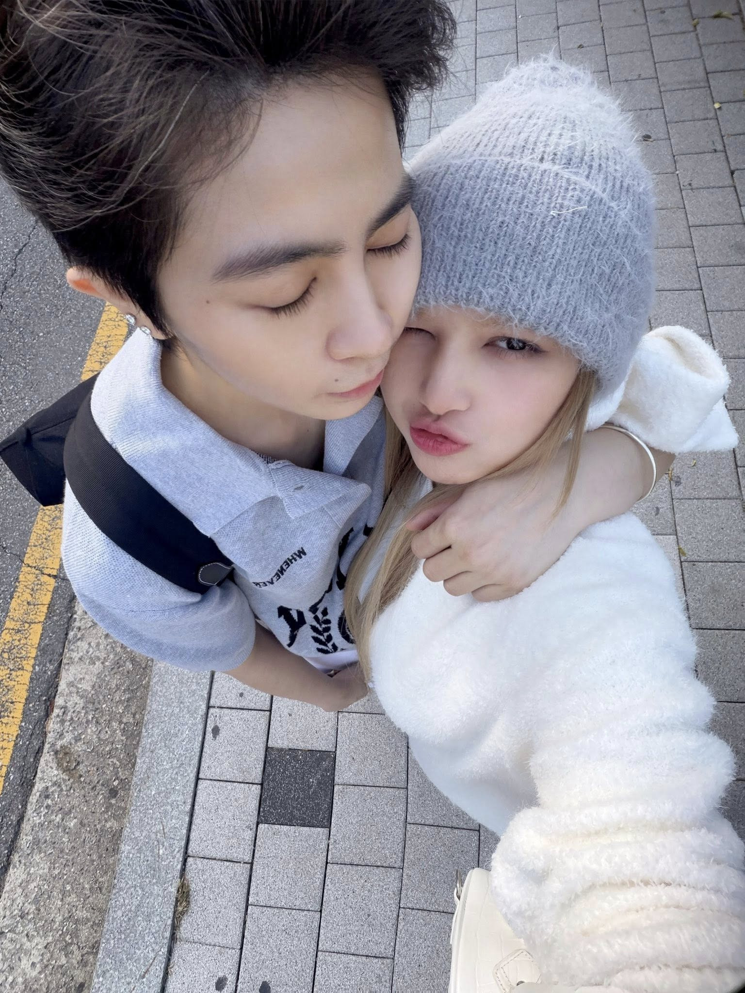 Khoảnh khắc ngọt ngào của Xoài Non và Gil Lê trong chuyến du lịch Hàn Quốc