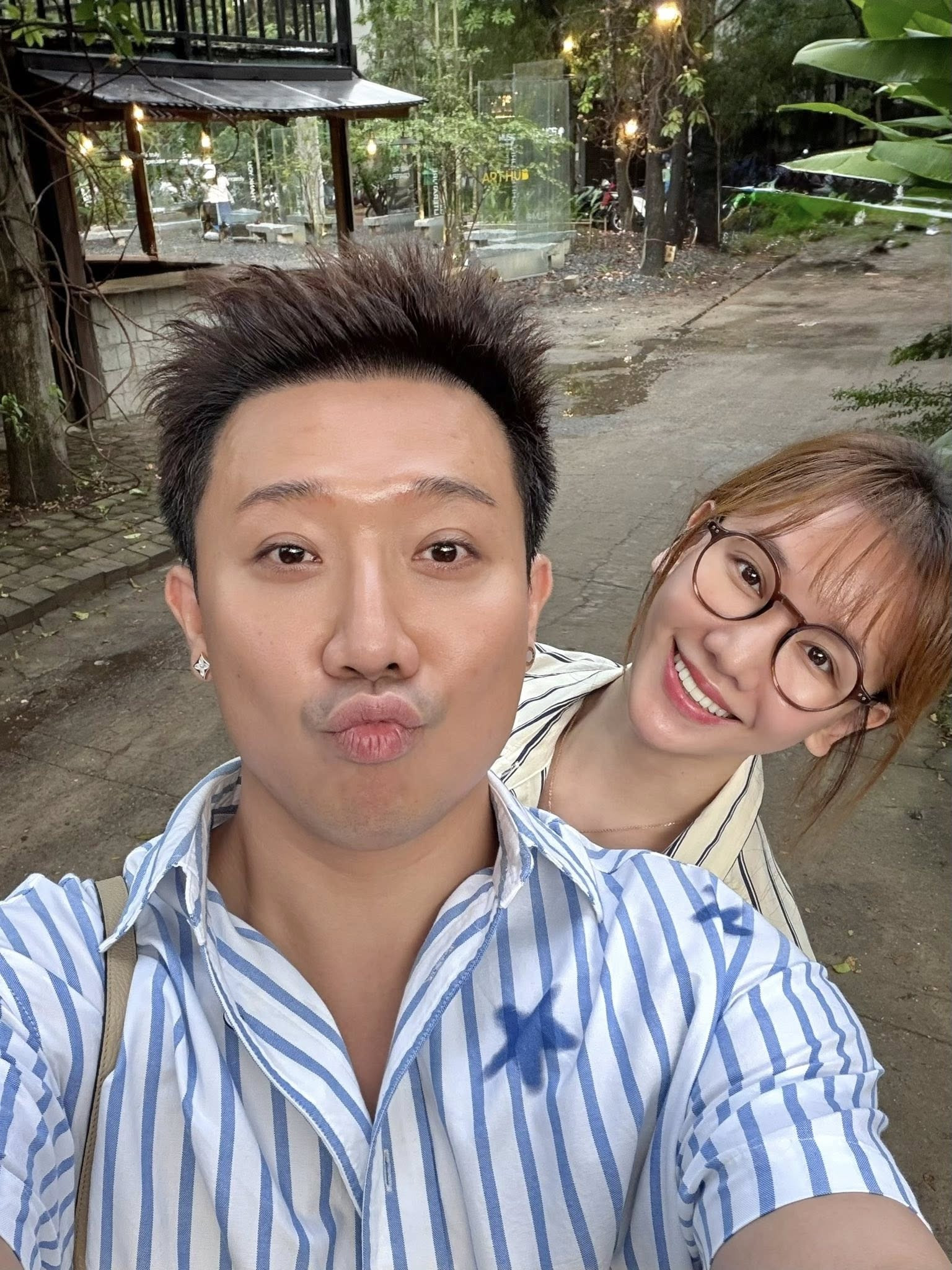 Trấn Thành  Hari Won ngày càng mặn nồng sau 10 năm bên nhau